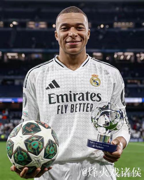 姆巴佩晒照手握MVP奖杯与比赛球:团队力量 姆巴佩晒照手握MVP奖杯与比赛球:团队力量